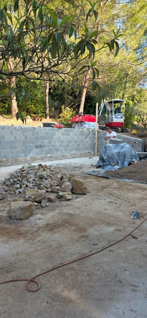 Construction d'un mur en parpaing