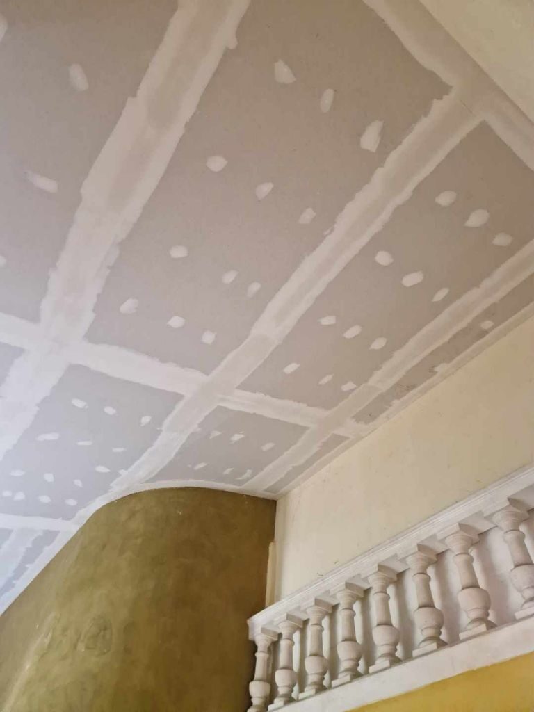 Jointoiement de plafond en plaques de plâtre
