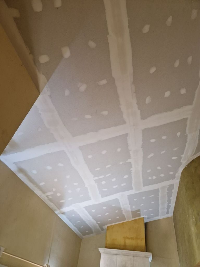 Jointoiement de plafond en rampant de comble