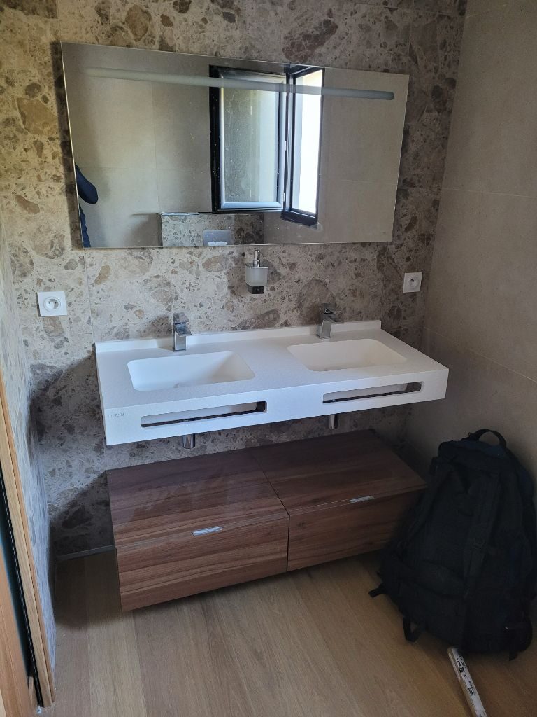 Double vasque sur plan de toilette