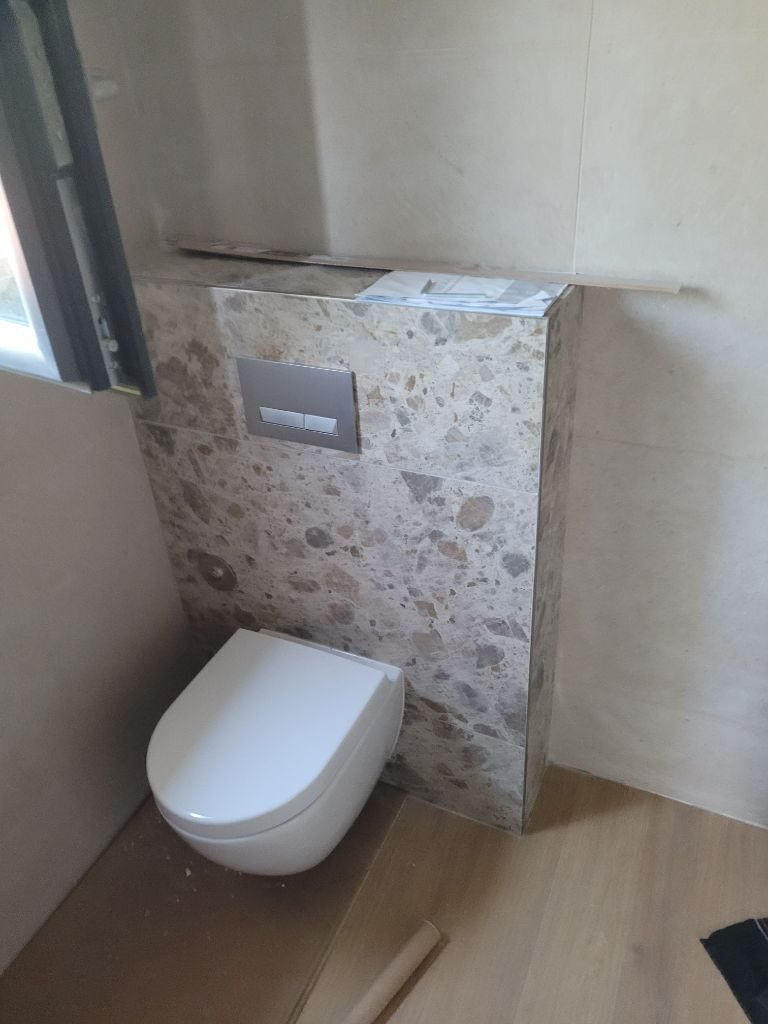 WC suspendu et habillage carrelé
