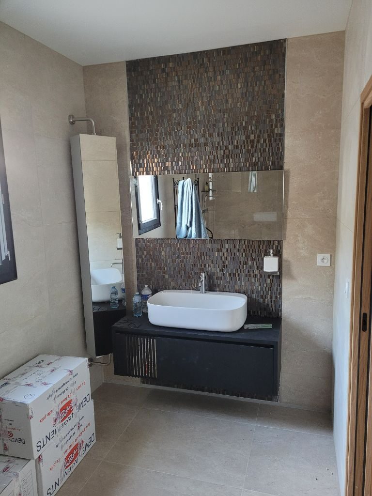 Salle de bain avec frise mosaïque